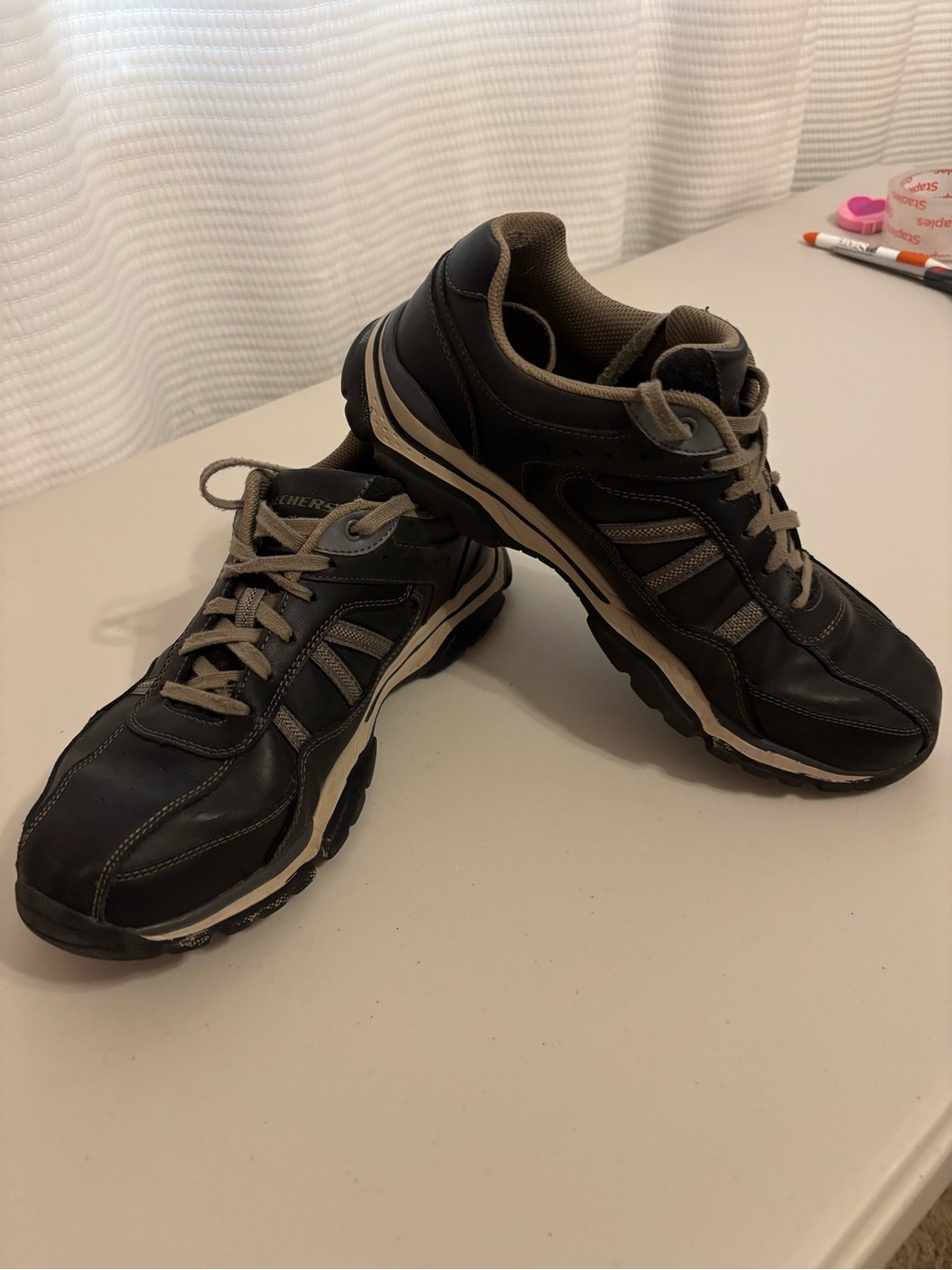 Skechers Men's Black and Tan Athletic Walking Sneakers